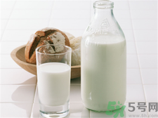 牛奶食用注意事项,牛奶喂养的注意事项