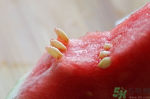 西瓜裂口是什么原因造成的,西瓜为什么会裂开