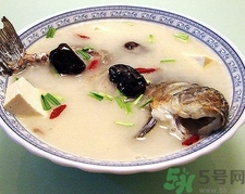 孕妇喝鲫鱼汤的功效和作用,孕妇常喝鲫鱼汤的好处
