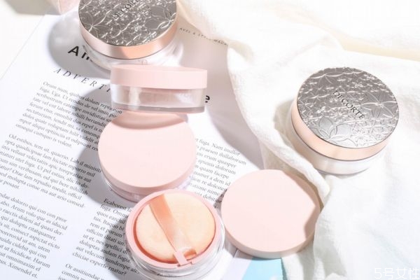 用了散粉后还可以用气垫补妆吗,出门用散粉补妆还是用气垫补妆 用了散粉后还可以用气垫补妆吗,出门用散粉补妆还是用气垫补妆