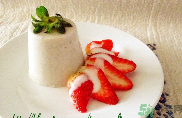 草莓鲜奶做法,草原牛奶羹的做法 草莓鲜奶做法,草原牛奶羹的做法