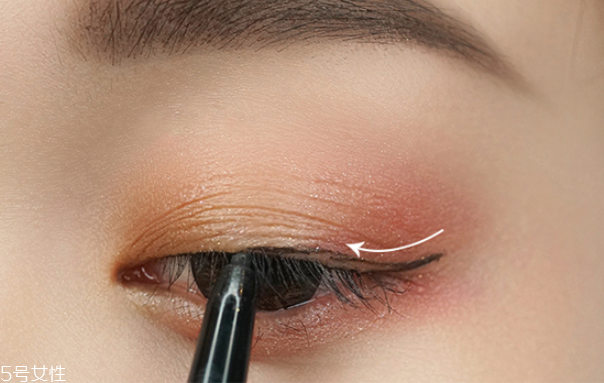 冬天适合做的美甲颜色,冬天做美甲适合什么颜色