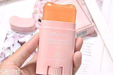 玫瑰红和大红色的区别,玫红和什么颜色混合是红色