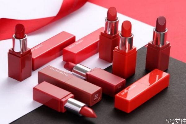 唇釉和口红有什么区别,口红和唇釉的区别在哪里