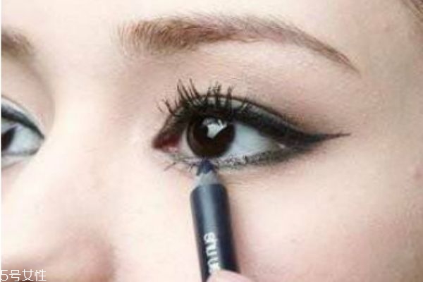 怎么样涂口红才好看,咬唇妆口红怎么涂视频