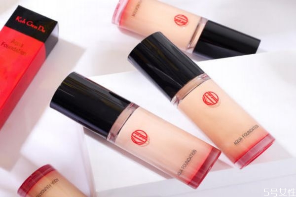 雅诗兰黛和江原道粉底液哪个好用,和雅诗兰黛沁水粉底液差不多的还有什么