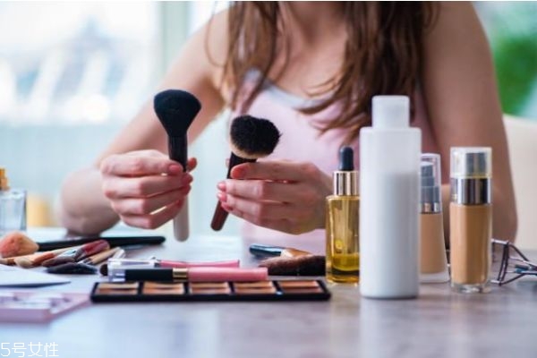 皮肤干红痒怎么办,皮肤泛红干燥瘙痒怎么治