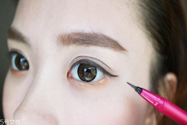 棕色眼线笔适合什么人用,深棕色眼线笔适合什么人