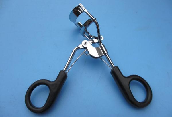 用睫毛膏一定要用睫毛夹吗,涂睫毛膏必须夹睫毛吗