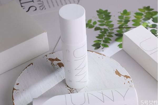 unny定妆喷雾好用吗?,unny定妆喷雾有成膜剂吗