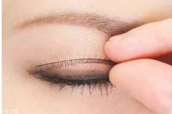 假睫毛怎么贴图解,贴假睫毛的技巧图解法 假睫毛怎么贴图解,贴假睫毛的技巧图解法