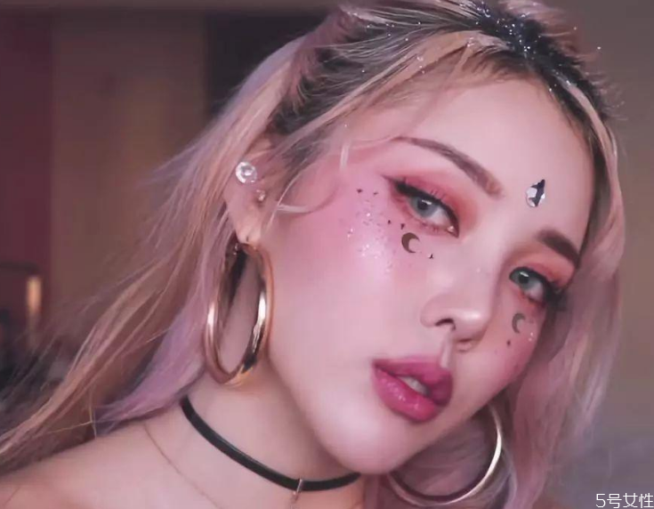 亮片眼影怎样粘到眼上,眼妆亮片怎么粘上去的