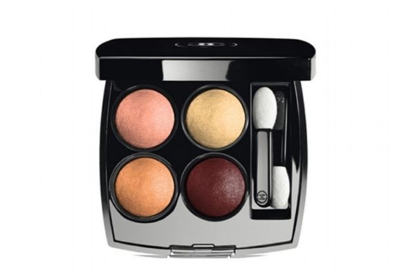 眼影结块是什么样子的,眼影结块是什么意思