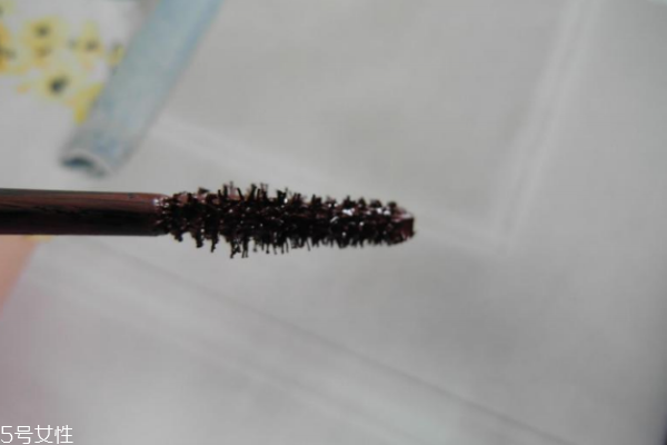 棕色睫毛膏好看吗,棕色睫毛膏适合什么人