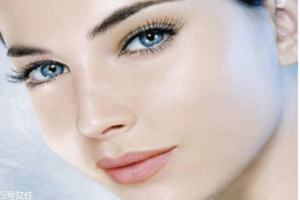 有色唇膏和口红的区别,有颜色的唇膏和口红有什么区别