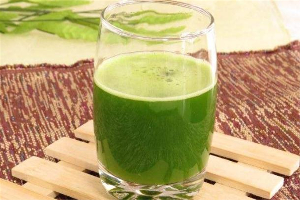 西芹榨汁的功效(西芹榨汁有什么功效)