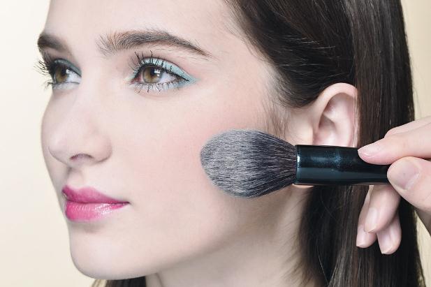 散粉可不可以用在头发上,散粉弄在头发上有什么危害么 散粉可不可以用在头发上,散粉弄在头发上有什么危害么