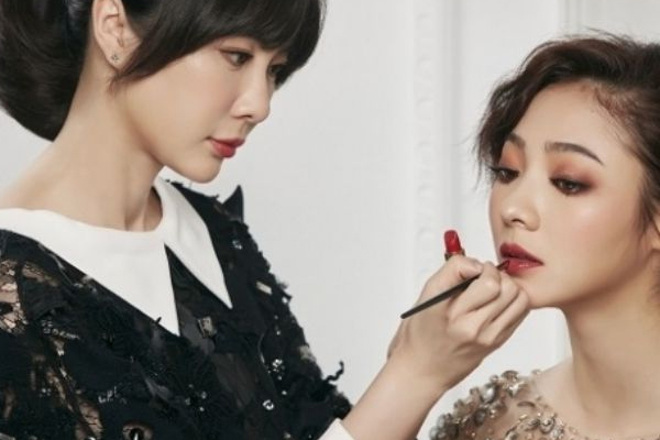 为什么涂深色口红显老,紫红色口红怎么涂不显老