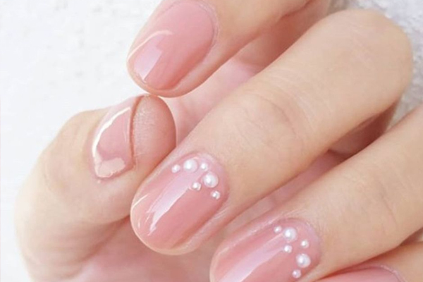 显手白的指甲油颜色,裸色指甲哪个颜色显手白