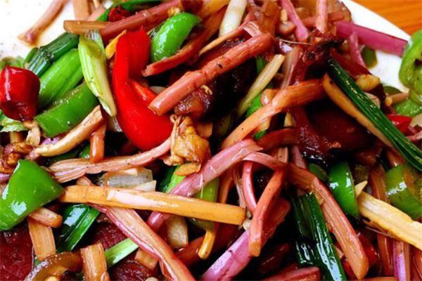 炒蕨菜的家常做法(蕨菜怎么炒好吃)