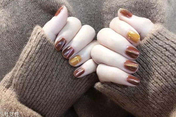 美甲猫眼跳色是什么,秋冬跳色美甲显白