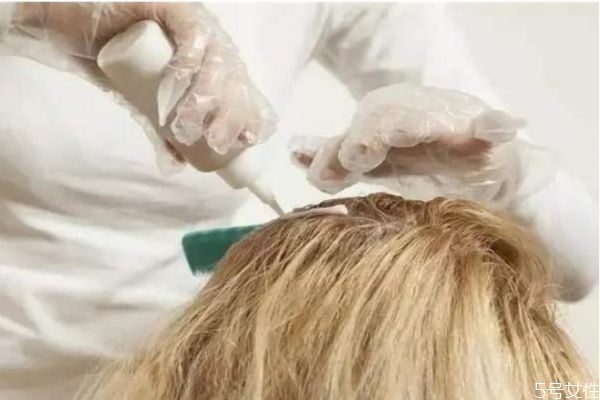 染发剂为什么要两种配一起,染发剂为什么要两种配一起变成水状了