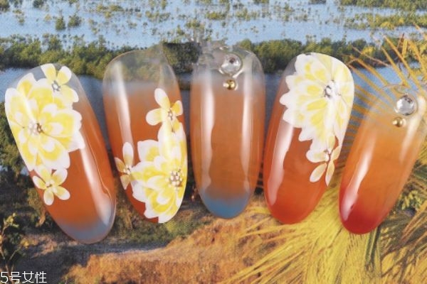 美甲晕染教程,晕染美甲教程视频