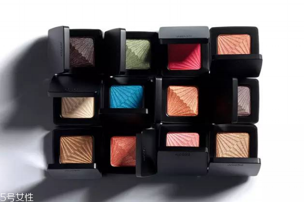 眼影怎么选打底色,眼影用什么颜色打底