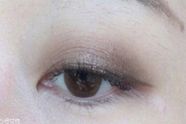 眼影用什么颜色好看,眼影用几个颜色比较好