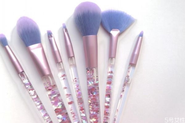 新娘鲜花造型用什么花怎么贴在脸上,新娘鲜花造型常用花 新娘鲜花造型用什么花怎么贴在脸上,新娘鲜花造型常用花