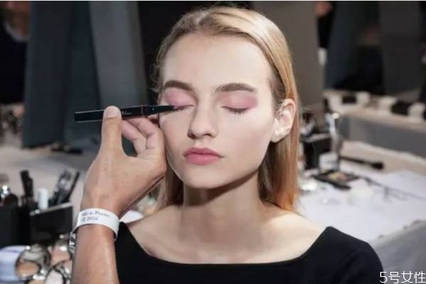 化完妆脸太白怎样补救,化妆之后脸太白了怎么办