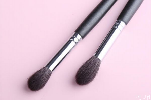 眼影刷可以当鼻影刷吗,眼影和鼻影可以用一个刷子吗