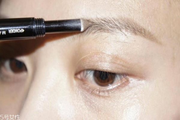 浅棕色眉笔适合什么人,深棕色眉笔适合什么肤色