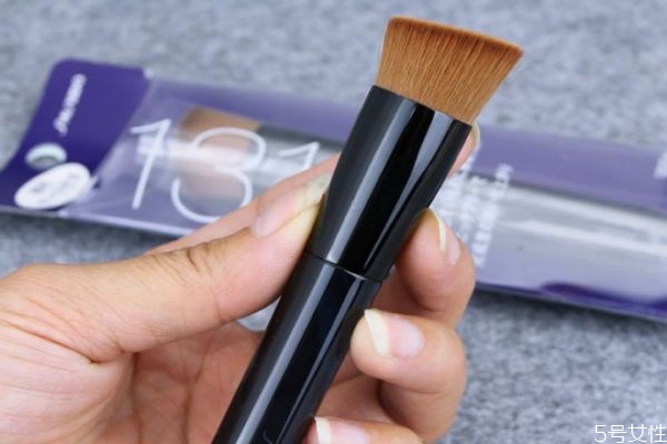 隔离霜可以用刷子刷吗,化妆刷平头刷干什么用 隔离霜可以用刷子刷吗,化妆刷平头刷干什么用