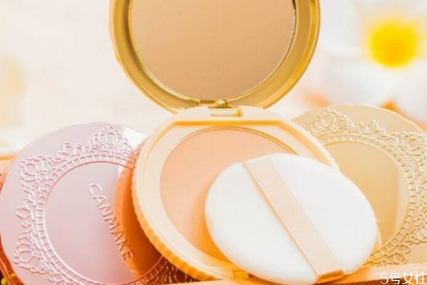 毛孔粗大用散粉好还是粉饼好,毛孔大的用散粉还是粉饼比较好