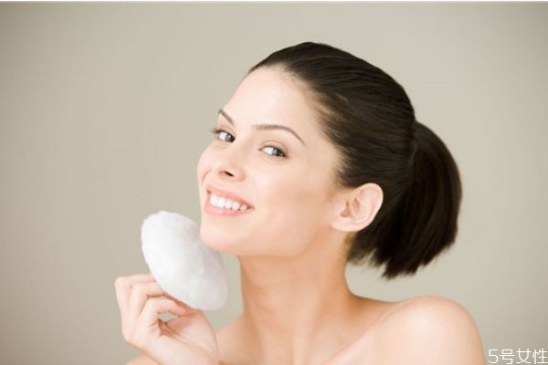 用散粉好还是粉饼好,散粉跟粉饼的区别怎么用