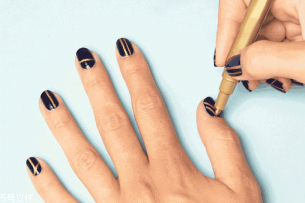 2018美甲流行色显手白,2018年流行颜色美甲 2018美甲流行色显手白,2018年流行颜色美甲