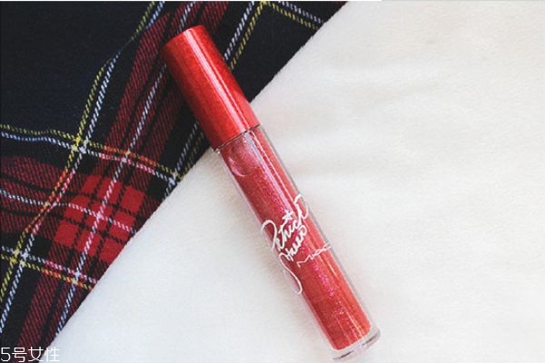 护唇膏可以擦脸吗,唇膏弄在头发上怎么清洗?