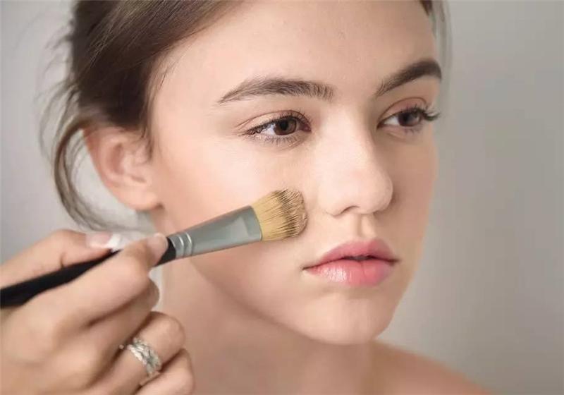 遮瑕用在粉底液前还是后?,遮瑕用于粉底前还是后