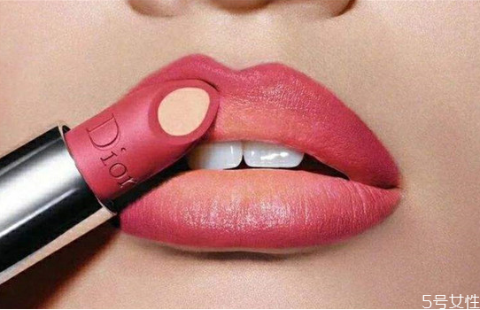 唇膏的正确涂法教程,男生涂唇膏的正确方法 唇膏的正确涂法教程,男生涂唇膏的正确方法