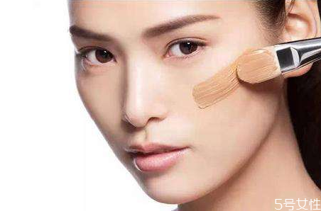 粉底液试色方法,粉底液怎么试色