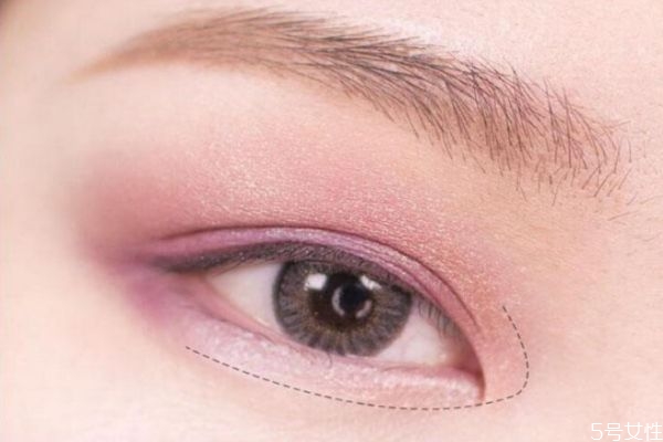 无名指画眼影方法(用手指画眼影)
