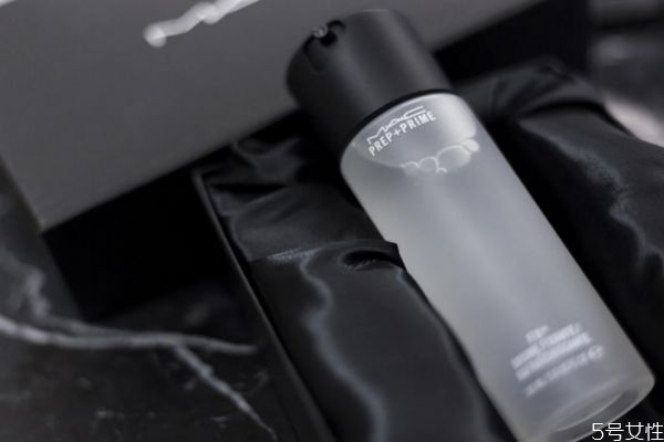 用了定妆喷雾还需要用散粉吗,定妆喷雾用完后要用定妆散粉吗