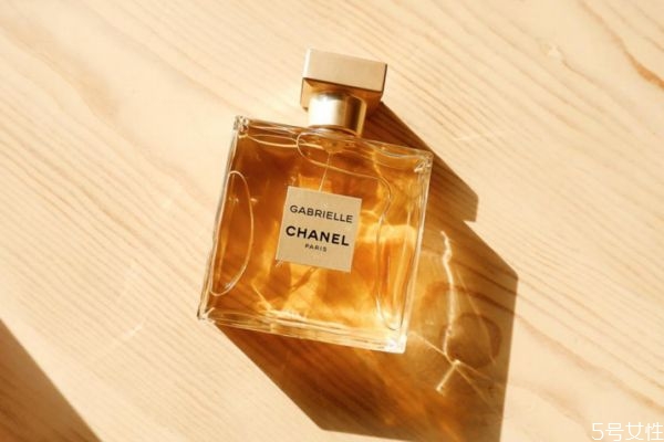 喷香水的人都很熏人,被香水熏到怎么处理 喷香水的人都很熏人,被香水熏到怎么处理