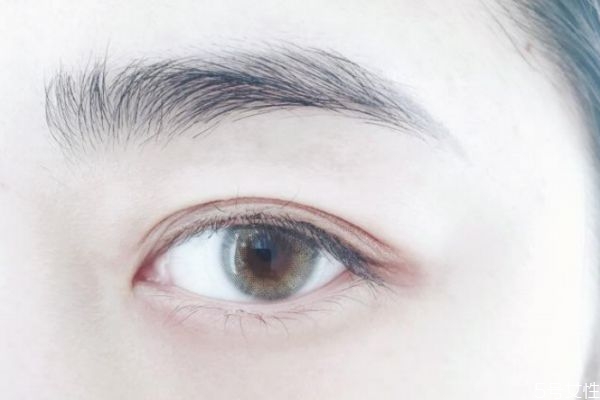 香水喷在手腕和耳后是为什么,香水为什么要喷耳根和手腕