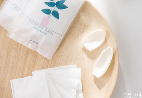 爽肤水倒在化妆棉上会不会太浪费,爽肤水为什么要用化妆棉