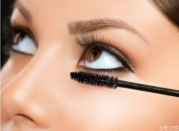 睫毛膏干了可以加什么水,睫毛膏有点干了可以加点水吗