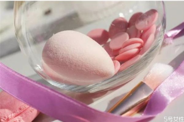 美妆蛋打湿会更好上妆吗,为什么化妆蛋要打湿