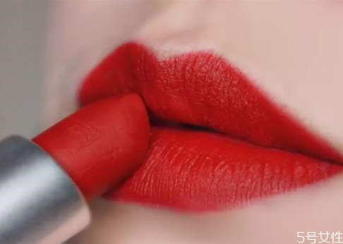 口红开了一年还能用吗,口红开了3年可以再用吗?