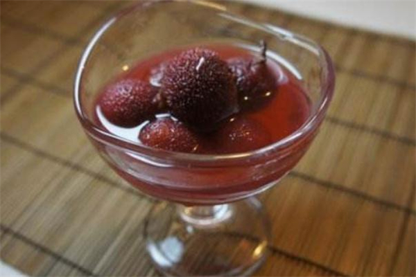 杨梅酒变淡什么原因(杨梅酒久了颜色会变淡)